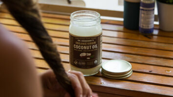 Comment appliquer l'huile de coco sur le cuir chevelu ?