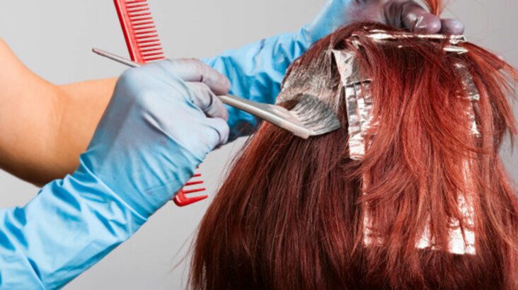 Comment arrêter de se teindre les cheveux blancs ?