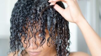 Comment arrêter la casse des cheveux crépus ?