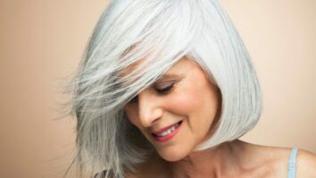 Comment arrêter la progression des cheveux blancs ?