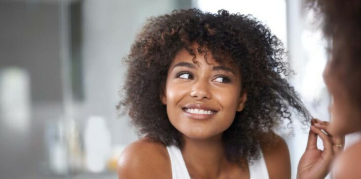 Comment assouplir des cheveux très crépus ?