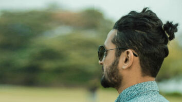 Comment attacher des cheveux longs homme ?