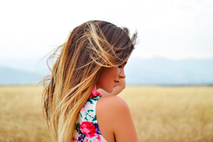 Comment attacher ses cheveux à la plage ?