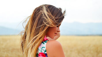 Comment attacher ses cheveux à la plage ?