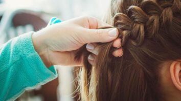 Comment attacher ses tresses sans elastiques ?