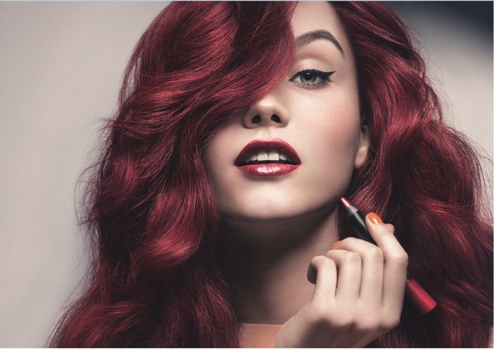 Comment avoir les cheveux rouge bordeaux ?