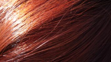 Comment avoir les cheveux roux sans coloration ?
