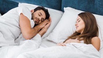 Comment bien dormir avec des bigoudis ?