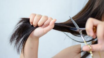 Comment bien se couper les cheveux tout seul femme ?