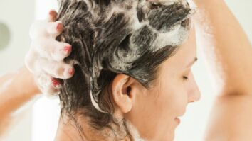 Comment bien se laver les cheveux comme chez le coiffeur ?