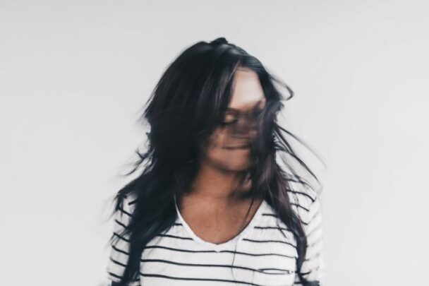 Les Cheveux Blancs Peuvent Ils Redevenir Noirs Comment cacher cheveux blancs quand on est brune