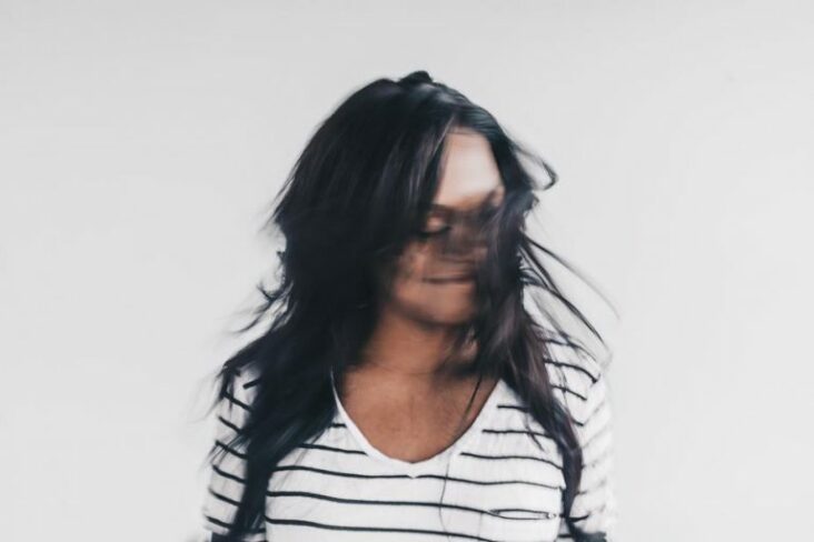 Comment cacher cheveux blancs quand on est brune ?