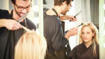 Comment cacher les racines entre deux couleurs ?