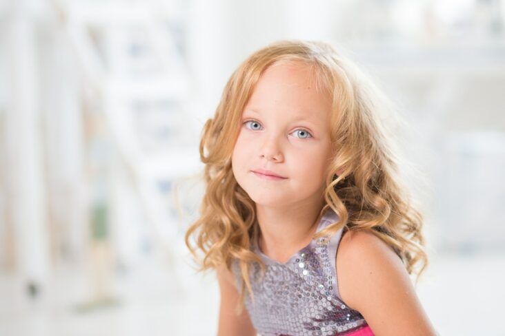 Comment coiffer bébé cheveux bouclés ?