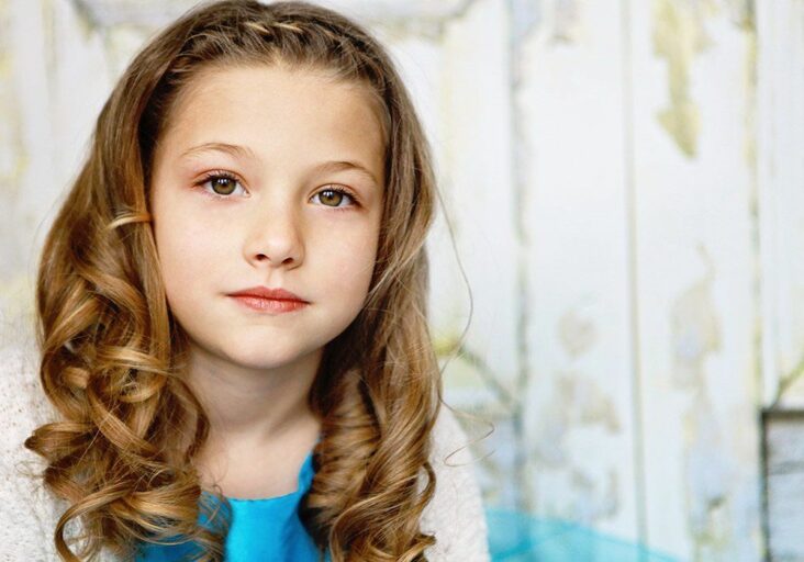 Comment coiffer cheveux bouclés petite fille ?