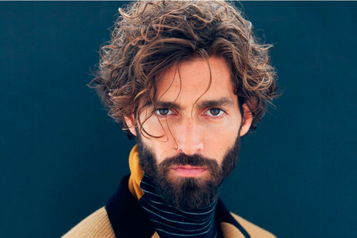 Comment coiffer des cheveux Mi-long ondule homme ?
