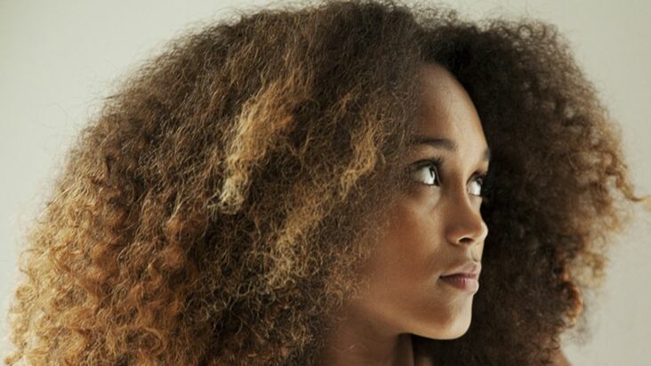 Comment coiffer ses cheveux bouclés le matin ?