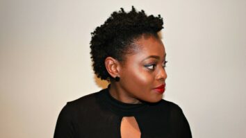Comment coiffer ses cheveux courts en arrière ?