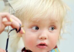 Comment couper les cheveux bébé 1 an ?
