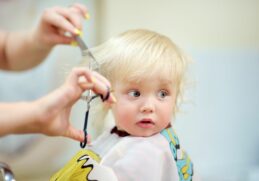 Comment couper les cheveux d'un bébé garçon ?