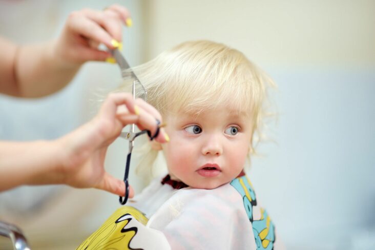 Comment couper les cheveux d'un bébé garçon ?