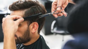Comment couper les cheveux d'un homme aux ciseaux ?