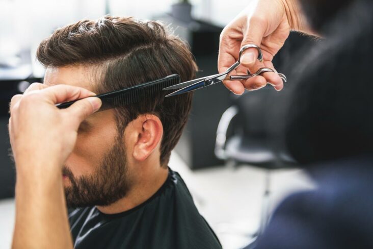 Comment couper les cheveux d'un homme avec des ciseaux ?