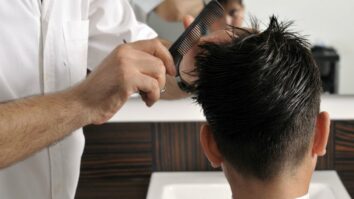 Comment couper les cheveux d'une personne âgée ?