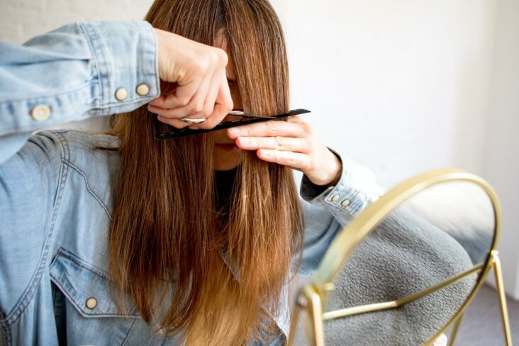 Comment couper les pointes de cheveux à quelqu'un ?