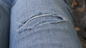 Comment customiser un jean troué au genou ?