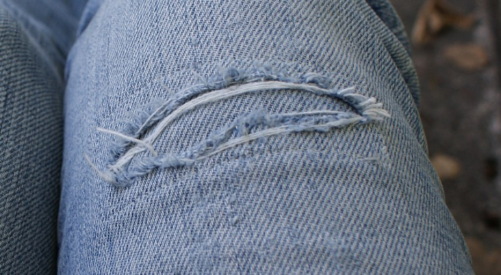 Comment customiser un jean troué au genou ?