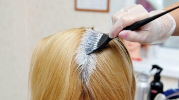 Comment décolorer les cheveux sans ammoniaque ?