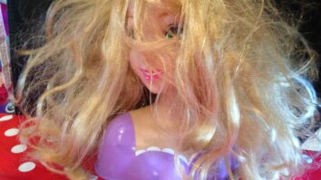 Comment démêler des cheveux de Barbie ?
