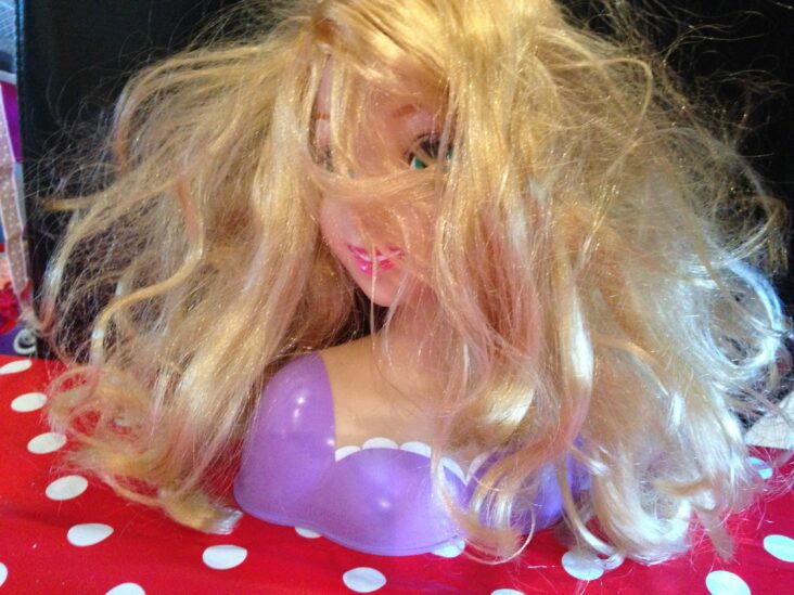 Comment démêler les cheveux d'une Barbie ?