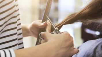 Comment devenir coiffeuse à domicile sans diplôme ?