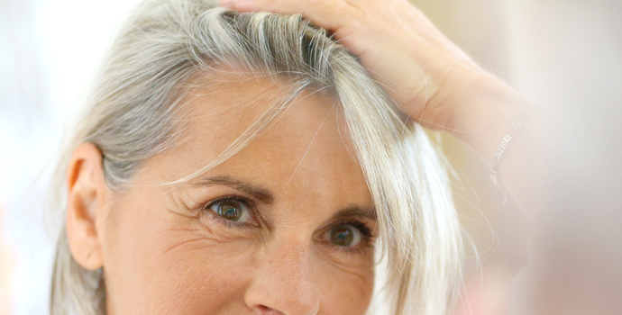 Comment embellir les cheveux gris ?