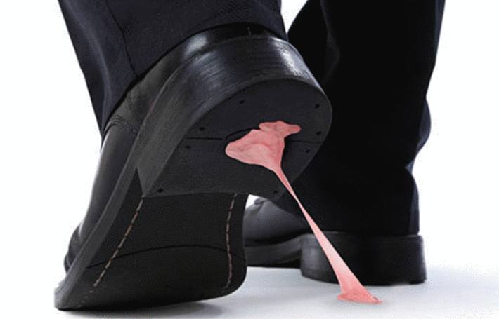 Comment enlever du chewing-gum sur des chaussures en cuir ?