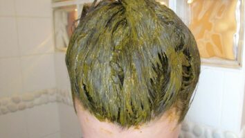 Comment enlever du vert sur cheveux décolorés ?