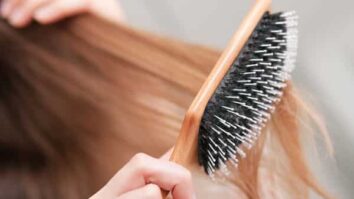 Comment enlever facilement les cheveux sur une brosse à cheveux ?