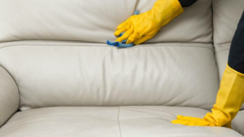 Comment enlever la crasse sur un canapé en cuir ?