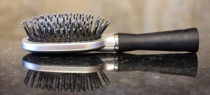 Comment enlever la poussière de sa brosse à cheveux ?