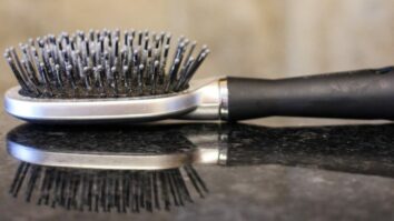 Comment enlever la poussière sur une brosse à cheveux ?