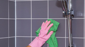 Comment enlever le shampoing bleu sur les mains ?