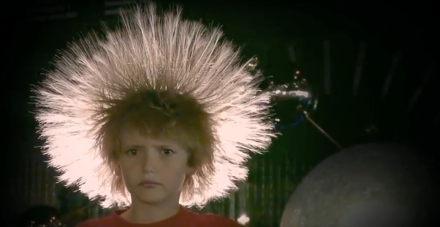 Comment enlever l'électricité statique des cheveux ?