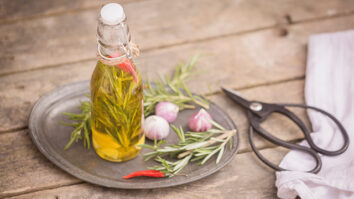 Comment enlever les pellicules avec de l'huile d'olive ?