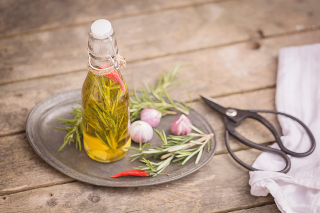 Comment enlever les pellicules avec de l'huile d'olive ?