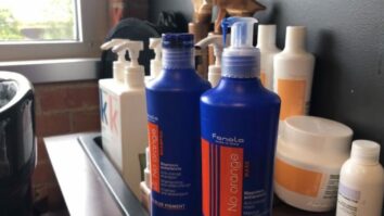 Comment enlever les reflets du shampoing bleu ?