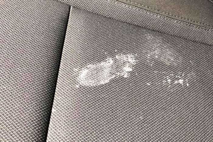 Comment enlever un chewing gum sur une carrosserie de voiture ?