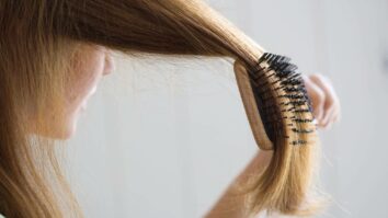 Comment enlever volume cheveux ?