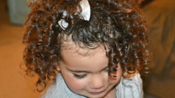 Comment entretenir les cheveux bouclés de ma fille ?
